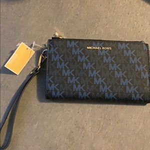 BRAND NEW MICHAEL KORS TRAVEL WRISTLET